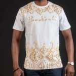 T-shirt Burkindi motif Kassena doré à col rond - Blanc