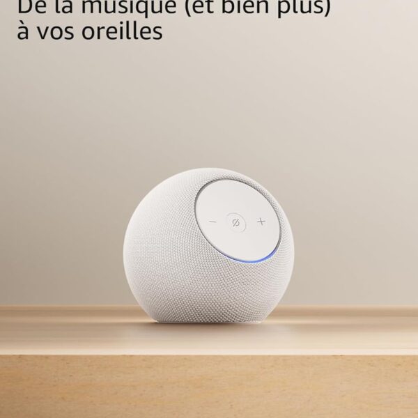 Promotional image for Echo Dot Max: a round white smart speaker on a wooden surface with bold French headline; bottom shows features: immersive sound, Alexa home cinema, integrated hub.