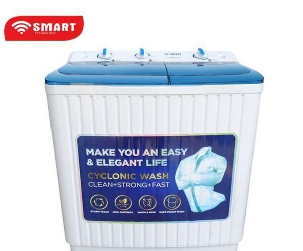 Top-loading washing machine with a blue lid and a promotional label reading 'Cyclonic Wash' on the front panel