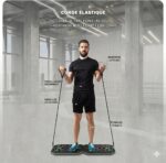 Homme debout sur une plateforme d'entraînement, utilisant des bandes élastiques d'un côté et de l'autre pour un exercice de traction en salle de sport .