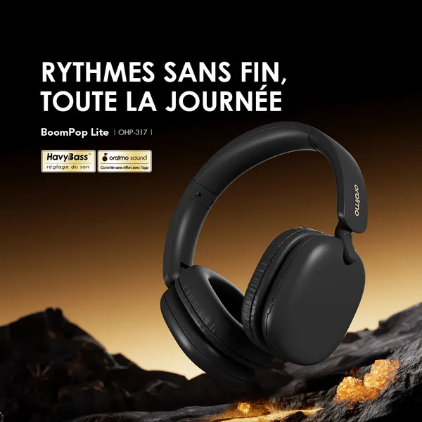 Over-ear black headphones resting on rocky ground against a sunset gradient, with the French headline “Rythmes sans fin, toute la journée” and BoomPop Lite branding.