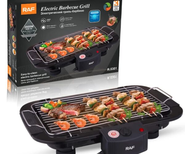 Electric barbecue grill with skewers cooking on a black grill, shown with its box in the background for reference and branding RAF.