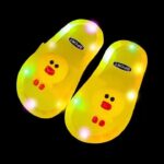 Sandales Chaussures Lumineuses LED pour Enfant – Sandales Souples et Antidérapantes –  Canard couleur jaune – Image 3